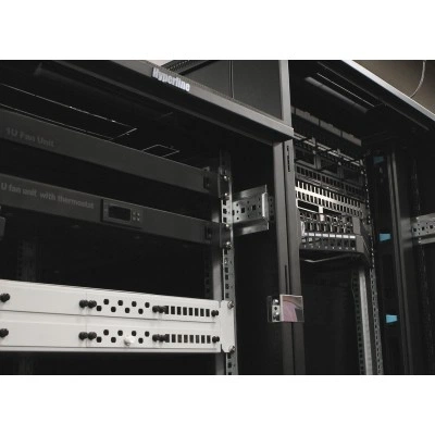 Hyperline TB2-KIT-SL Комплект для скрепления шкафов серии TTB, TTR между собой (4 скобы + 8 винтов), нержавеющая сталь Hyperline TB2-KIT-SL Комплект для скрепления шкафов серии TTB, TTR между собой (4 скобы + 8 винтов), нержавеющая сталь